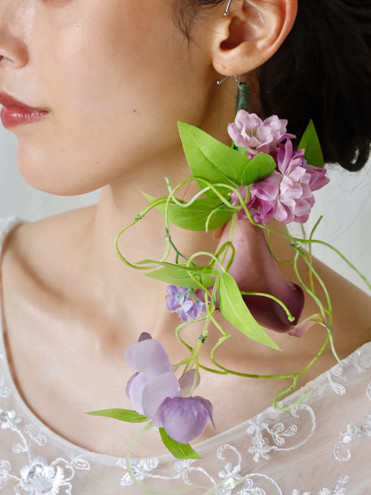 【パープルのカラーのイヤーカフ】イヤーカフ　イヤーフック　フラワー　造花　アーティフィシャルフラワー