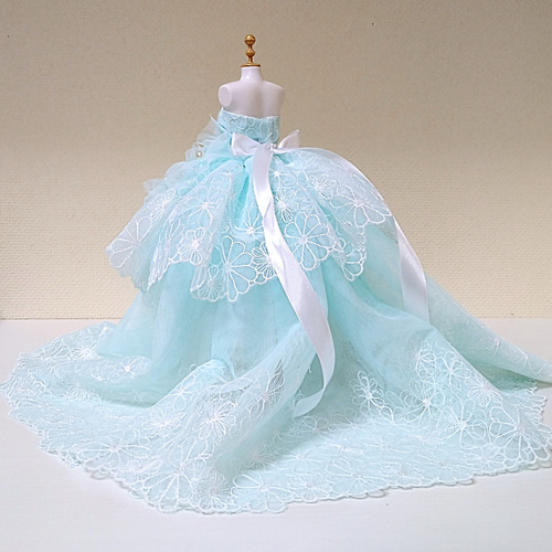 400一点物ミニチュアウェディングドレス ミント と パール 花刺繍 