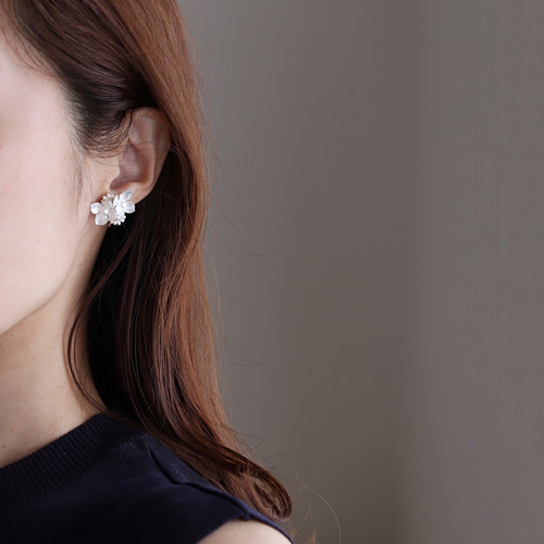 お呼ばれにも◎3日以内発送＊白銀フラワー (2花タイプ)パール