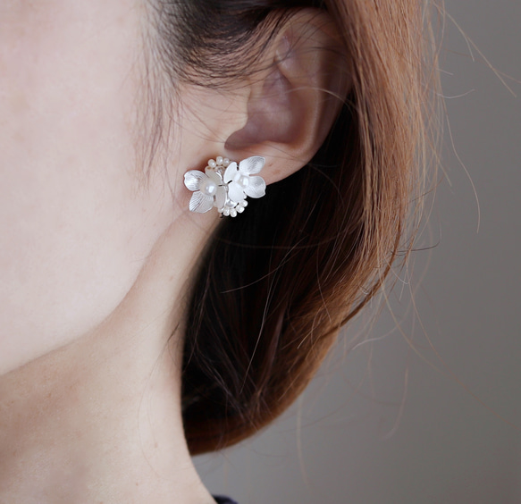 お呼ばれにも◎3日以内発送＊白銀フラワー (2花タイプ)パールピアス