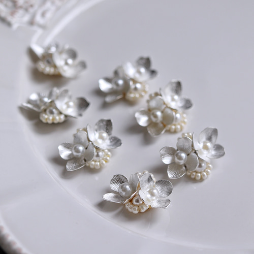 お呼ばれにも◎3日以内発送＊白銀フラワー (2花タイプ)パールピアス