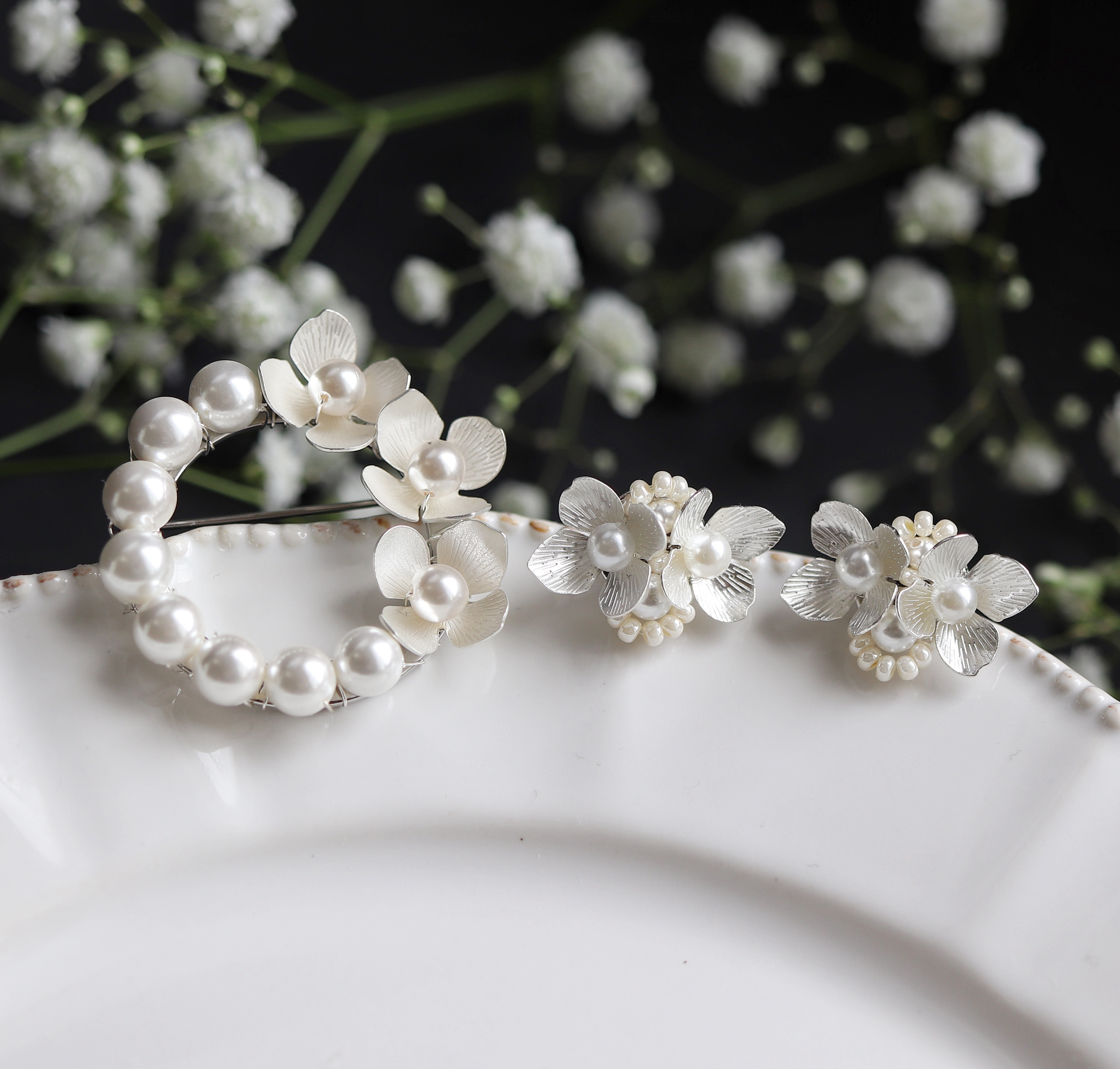 当店人気セット・送料無料(3日以内発送)  白銀とパールのブローチ＋ピアス・イヤリング(リニューアル)