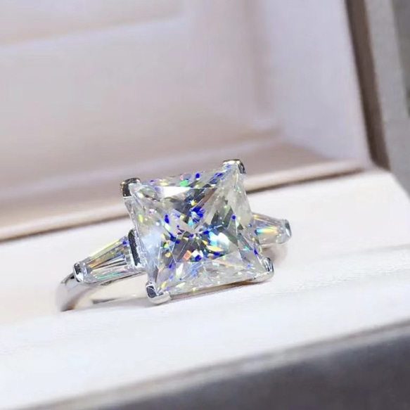 newデザイン】高貴プリンセス モアサナイト ダイヤ リング K18WG 指輪  