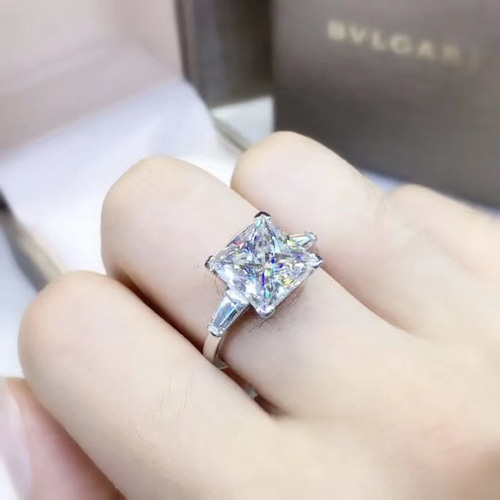 newデザイン】高貴プリンセス モアサナイト ダイヤ リング K18WG 指輪  