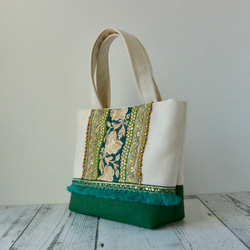 推しカラーgreenキラキラ輝く花モチーフインド刺繍リボントートバッグ 3枚目の画像