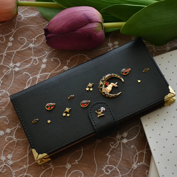 手帳型スマホカバー『月夜の兎と木苺』マットな黒 うさぎが持つ赤い実がキラリ！ほぼ全機種対応◎ギフトラッピング対応 1枚目の画像