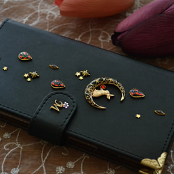 手帳型スマホカバー『月夜の兎と木苺』マットな黒 うさぎが持つ赤い実がキラリ！ほぼ全機種対応◎ギフトラッピング対応 3枚目の画像