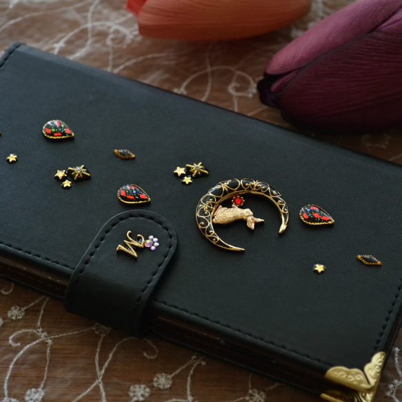 手帳型スマホカバー『月夜の兎と木苺』マットな黒 うさぎが持つ赤い実がキラリ！ほぼ全機種対応◎ギフトラッピング対応 3枚目の画像