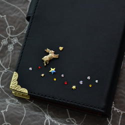 手帳型スマホカバー『月夜の兎と木苺』マットな黒 うさぎが持つ赤い実がキラリ！ほぼ全機種対応◎ギフトラッピング対応 10枚目の画像