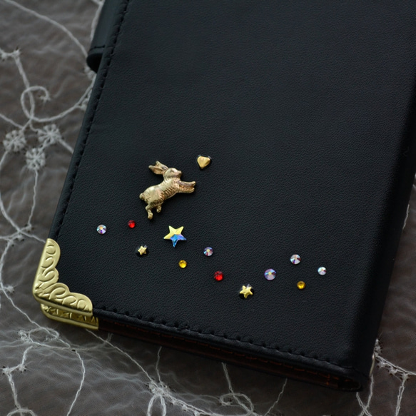 手帳型スマホカバー『月夜の兎と木苺』マットな黒 うさぎが持つ赤い実がキラリ！ほぼ全機種対応◎ギフトラッピング対応 10枚目の画像