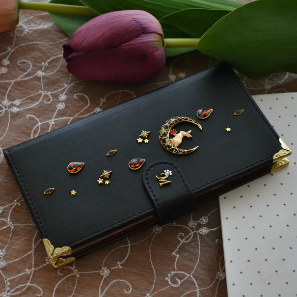 手帳型スマホカバー『月夜の兎と木苺』マットな黒 うさぎが持つ赤い実がキラリ！ほぼ全機種対応◎ギフトラッピング対応 7枚目の画像