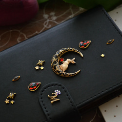 手帳型スマホカバー『月夜の兎と木苺』マットな黒 うさぎが持つ赤い実がキラリ！ほぼ全機種対応◎ギフトラッピング対応 2枚目の画像