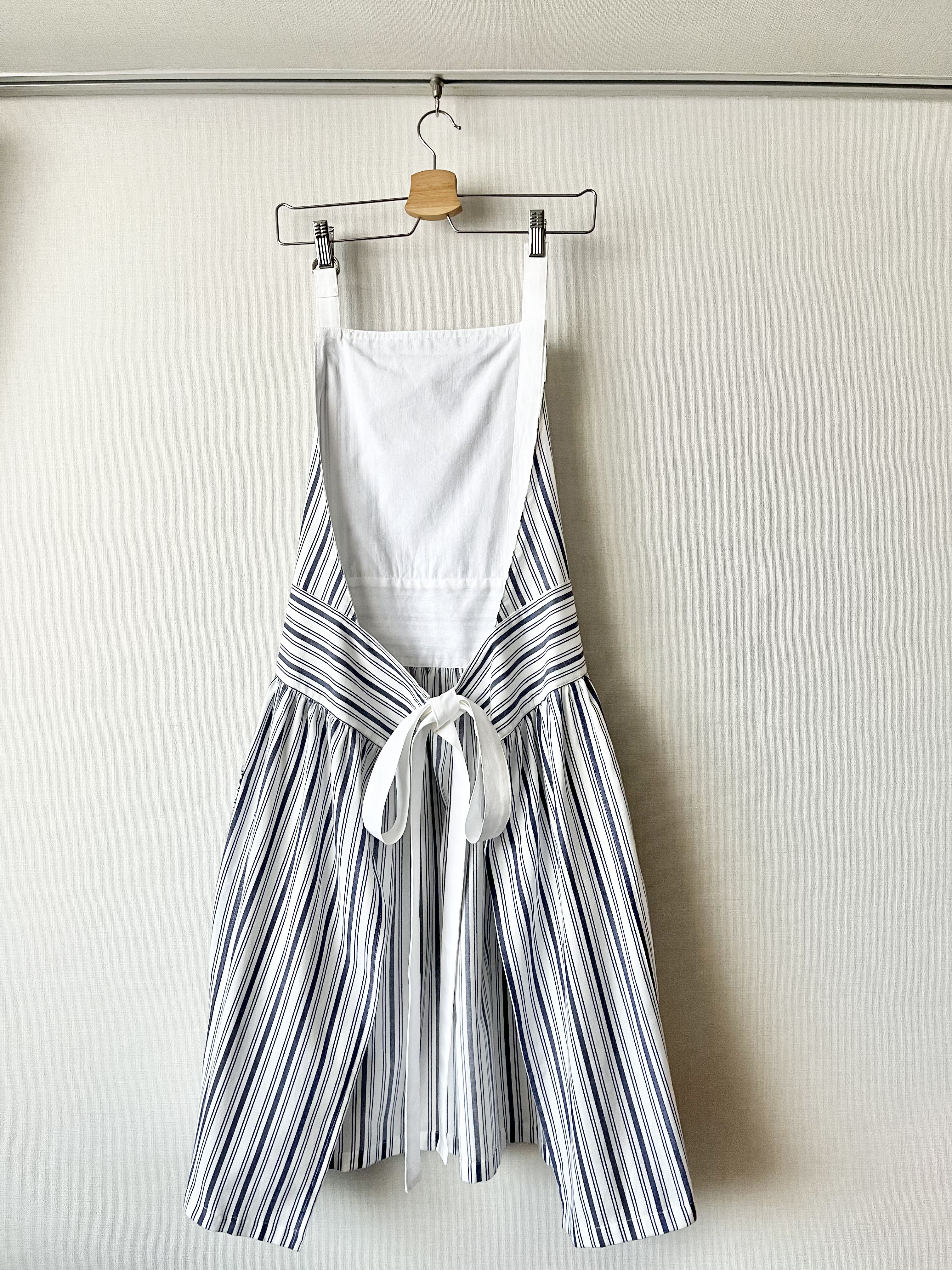 フレンチカントリーなストライプロングギャザーエプロン(ホルターネックタイプ)