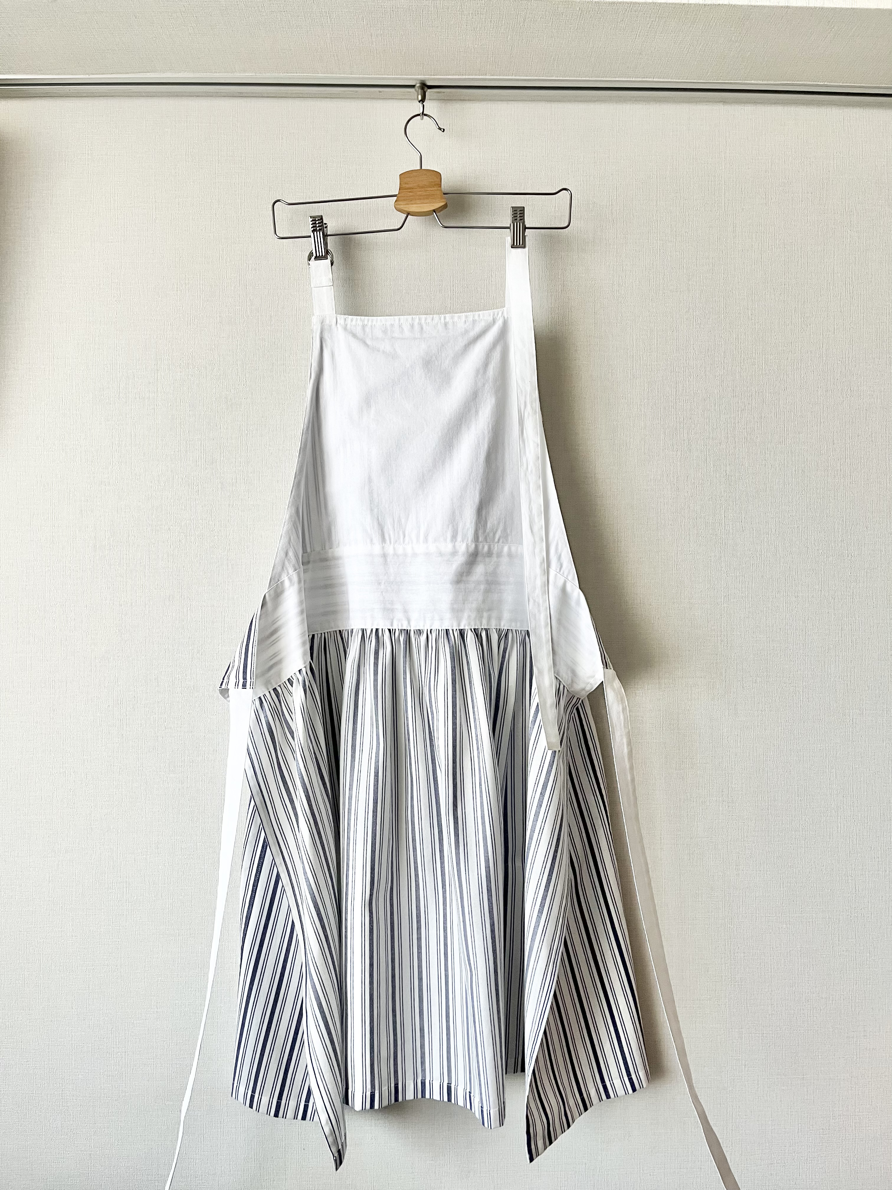 フレンチカントリーなストライプロングギャザーエプロン(ホルターネックタイプ)