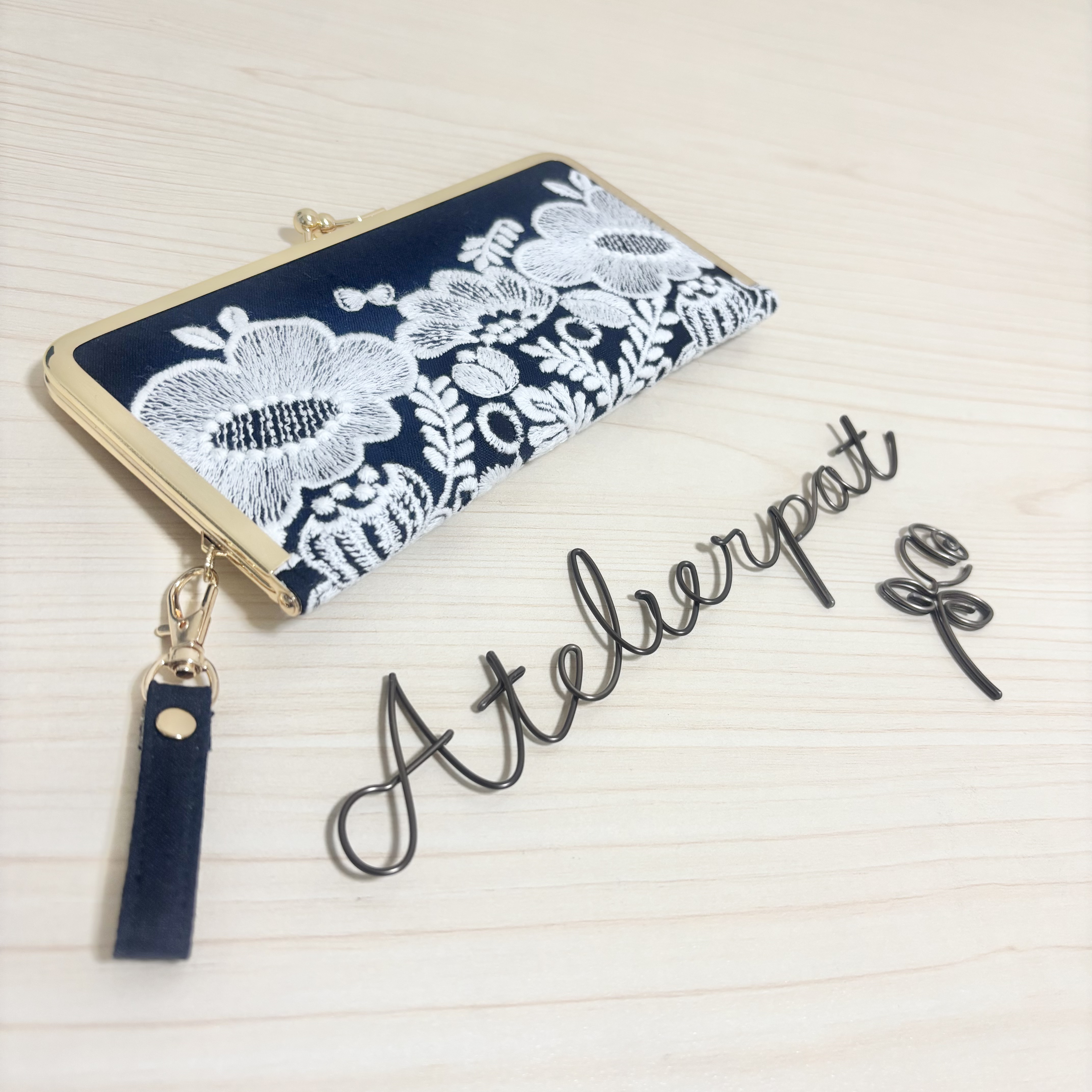 ☆ミナペルホネン☆smileflower navyのがま口財布☆持手付 長