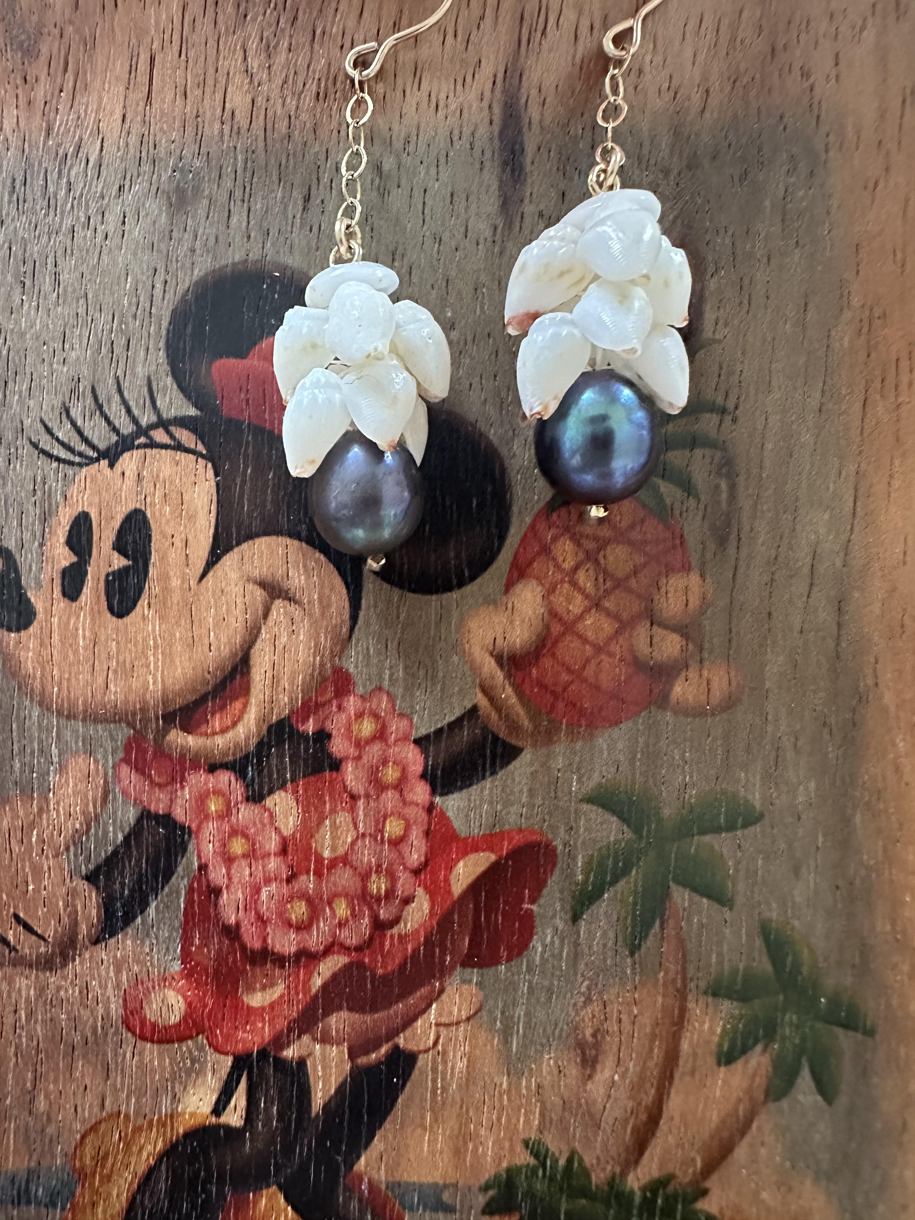 ニイハウモミシェルとブラックパールのスイングピアス