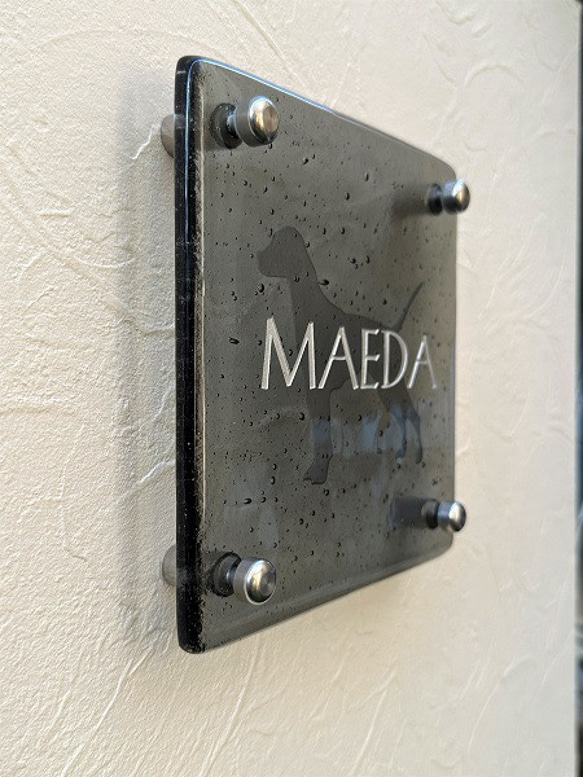 《わんこシルエット＋ネーム入れ》うちの子ガラス表札 　グレー　愛犬とお名前を彫刻　マイホームや新築・引っ越しに♪ 