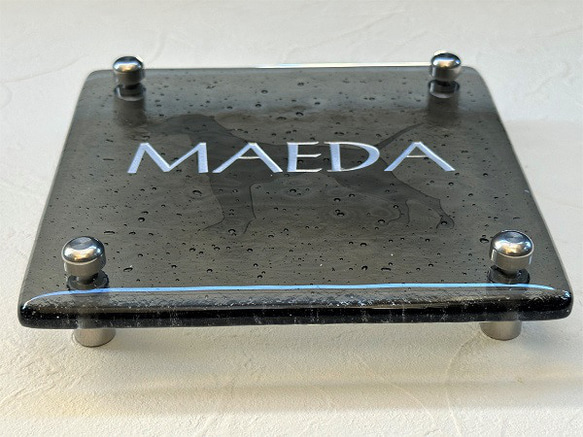 《わんこシルエット＋ネーム入れ》うちの子ガラス表札 　グレー　愛犬とお名前を彫刻　マイホームや新築・引っ越しに♪ 