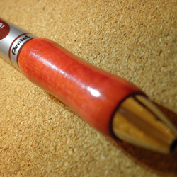 樹種　ピンクアイボリー　上物　クビレタイプ　ぺんてる　エナージェル　赤 インク　カスタムペン　ウッドグリップペン 2枚目の画像