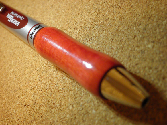 樹種　ピンクアイボリー　上物　クビレタイプ　ぺんてる　エナージェル　赤 インク　カスタムペン　ウッドグリップペン 2枚目の画像