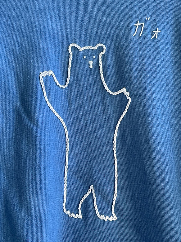 送料無料 " ガオ "　藍染スウェット  手刺繍　熊　魚　ホッキョクグマ 2枚目の画像