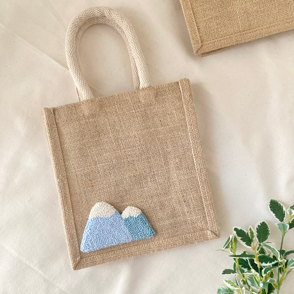 【送料込み】北欧　ナチュラル　ジュートバッグ　1枚　自然　山　木　シンプル　ランチバッグ　トート　刺繍　ギフト 3枚目の画像