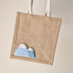 【送料込み】北欧　ナチュラル　ジュートバッグ　1枚　自然　山　木　シンプル　ランチバッグ　トート　刺繍　ギフト 7枚目の画像
