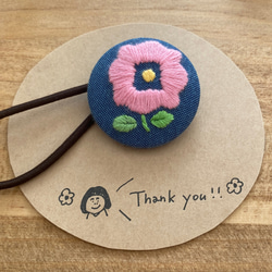 くるみボタン ヘアゴム お花 刺繍 1枚目の画像