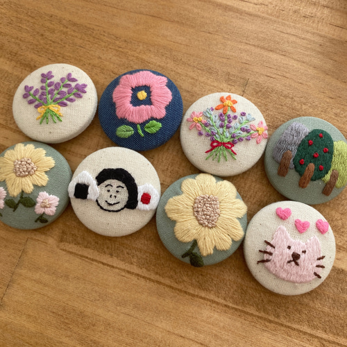 ネイビー生地に白薔薇刺繍☆2.7センチくるみボタンヘアゴム2点セット ミントカラー薔薇刺繍2.7センチくるみボタンヘアゴム2点セット 手刺繡