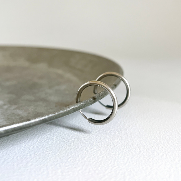 看起來像耳環的圈形耳環 18 毫米銀色手術不銹鋼 P1034 第1張的照片