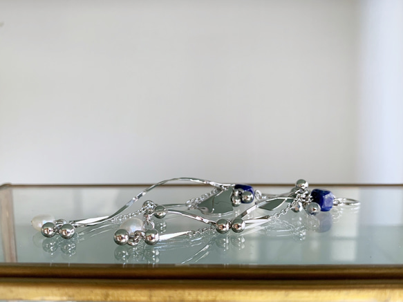 [六月和十二月的生日石]帶來好運的淡水珍珠和幸運石青金石耳環 第5張的照片