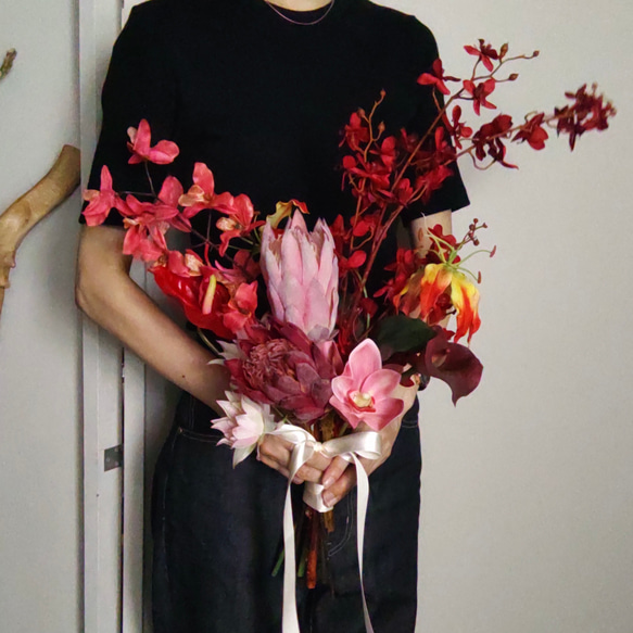 【今だけsale】スタイリッシュな真紅カラーブーケ　アーティフィシャルフラワー 結婚式 ブーケ 造花ブーケ 8枚目の画像