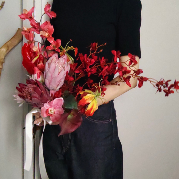 【今だけsale】スタイリッシュな真紅カラーブーケ　アーティフィシャルフラワー 結婚式 ブーケ 造花ブーケ 7枚目の画像