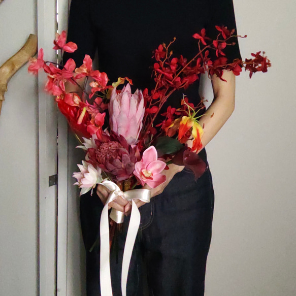 【今だけsale】スタイリッシュな真紅カラーブーケ　アーティフィシャルフラワー 結婚式 ブーケ 造花ブーケ 6枚目の画像