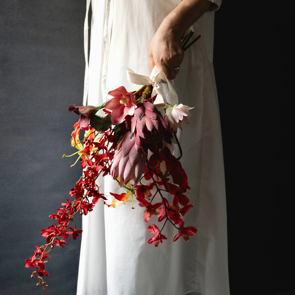【今だけsale】スタイリッシュな真紅カラーブーケ　アーティフィシャルフラワー 結婚式 ブーケ 造花ブーケ 2枚目の画像