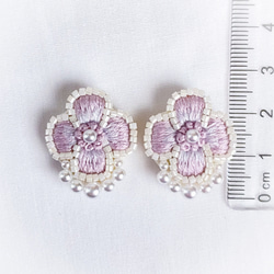 お花の刺繍 ピアス/イヤリング (パープル) 9枚目の画像