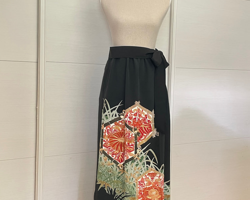 黒留袖リメイク 六角格子に朱の花々 ロングスカート 正絹 フリーサイズ