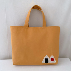 !!SALE!!1点のみ【A4大サイズ】おにぎり手刺繍･綿麻トートバッグ･カラシ色【くが屋】 1枚目の画像