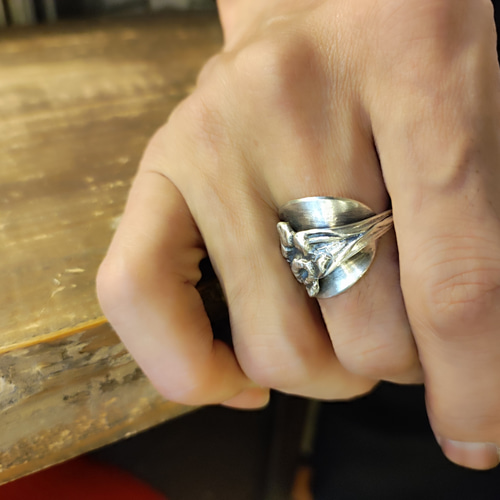 大ぶりな花のレリーフがかっこいい。ドイツのアンティーク