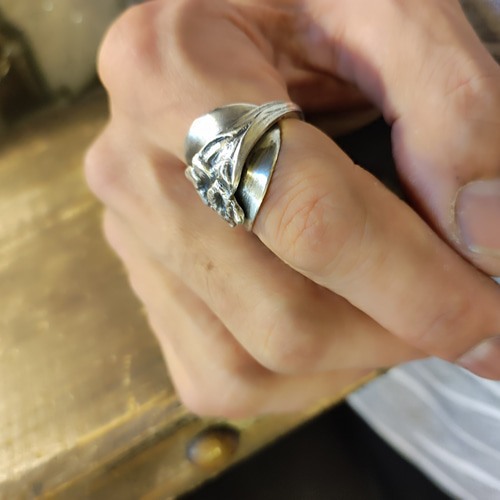 大ぶりな花のレリーフがかっこいい。ドイツのアンティーク