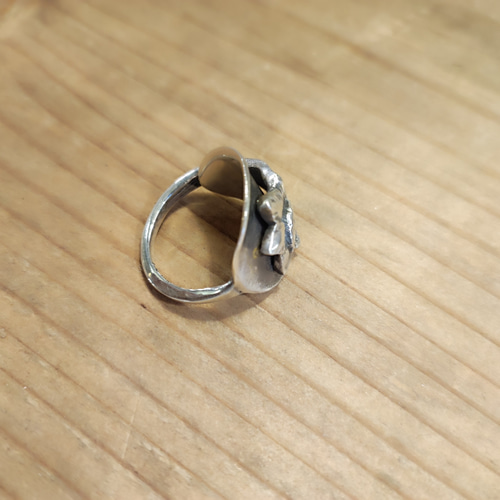 大ぶりな花のレリーフがかっこいい。ドイツのアンティーク