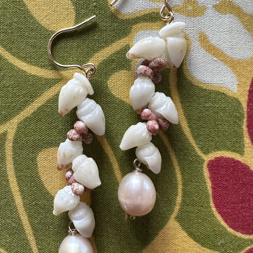 ニイハウシェルモミシェルロングピアス