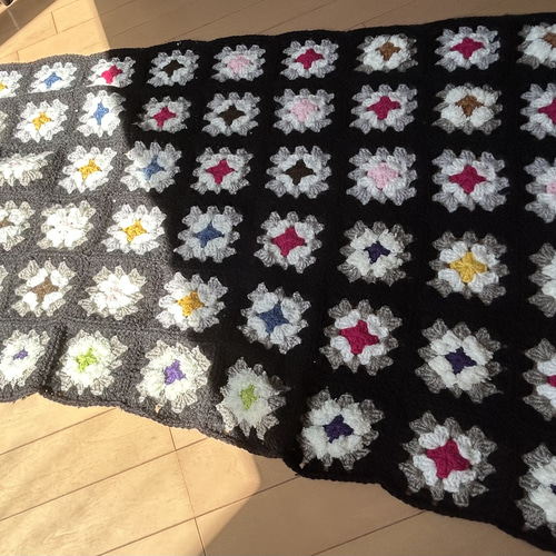 手編みのフラワーモチーフつなぎのブランケット(ベッドカバー、ソファカバーに◎) かぎ針編み/フラワーモチーフ/ソファカバー/ブランケット／編み物／鍵