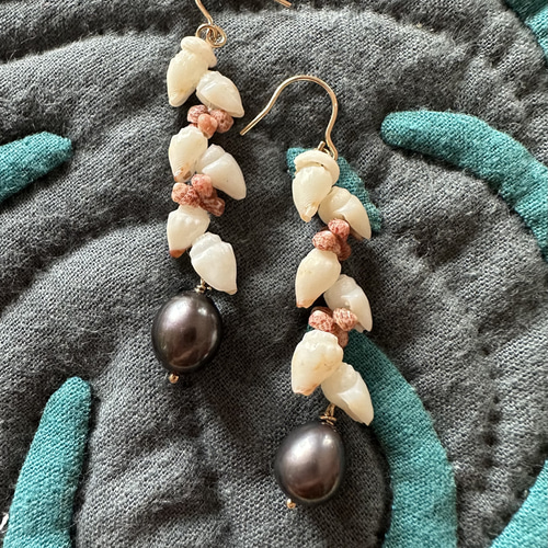 ニイハウシェルとブラックパールのヘレコニアスタイルピアス ピアス