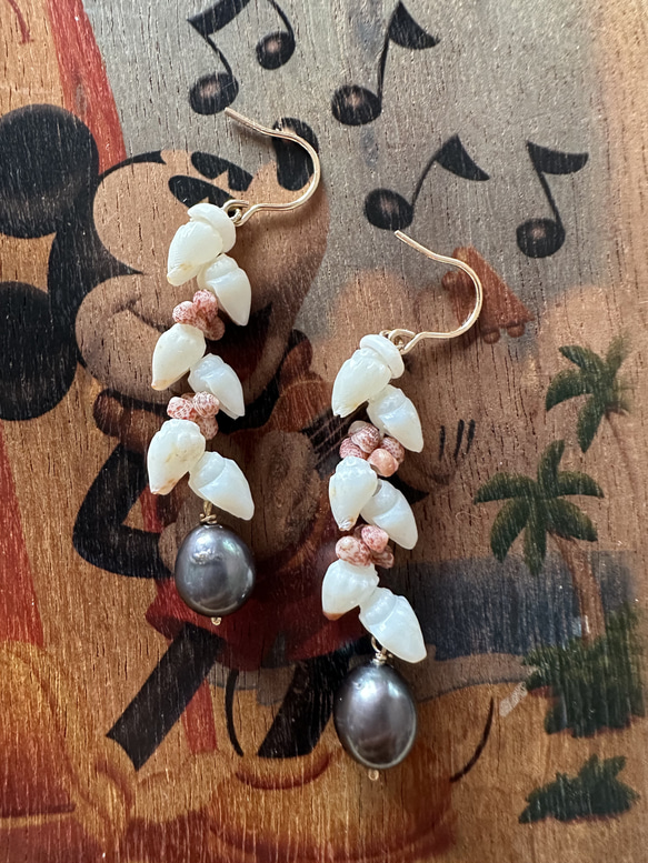 ニイハウシェルとブラックパールのヘレコニアスタイルピアス ピアス