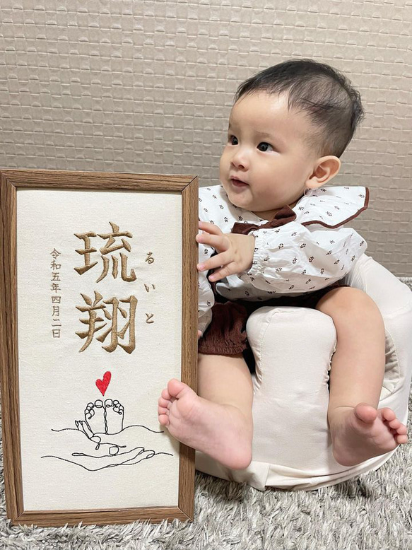 ニューボーンbaby 温かみを感じる刺繍命名書 6枚目の画像