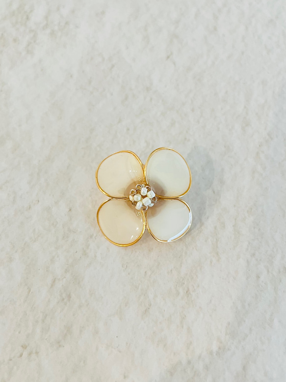 dip flower 【brooch】*white* 2枚目の画像