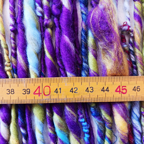 アートヤーン(283)約52g 1487円 アートヤーン(247) 約57g 1630円