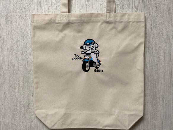 バイクに乗るトイプードルのイラスト刺繍入りトートバッグ