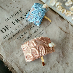 【清楚な上品刺繍】 人気くすみブルーとベビーパール 小ぶりなクラシカルポニーフック/ボタニカル柄 3枚目の画像